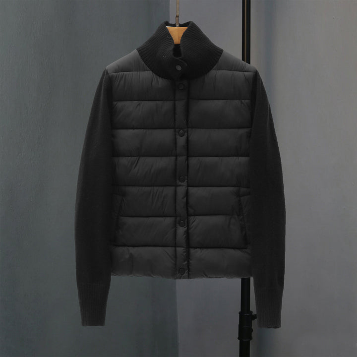 Damen gesteppte Hybridjacke mit wattierter Frontpartie, Feinstrickärmeln und hohem Rippenkragen – Célinea