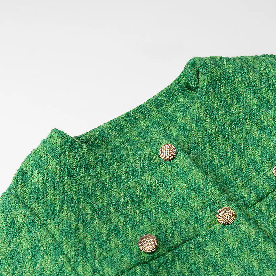 Damen kurzes Bouclé-Tweed Jackett mit Rundhalsausschnitt, Zierknöpfen und aufgesetzten Brustpaspeln – Célinea