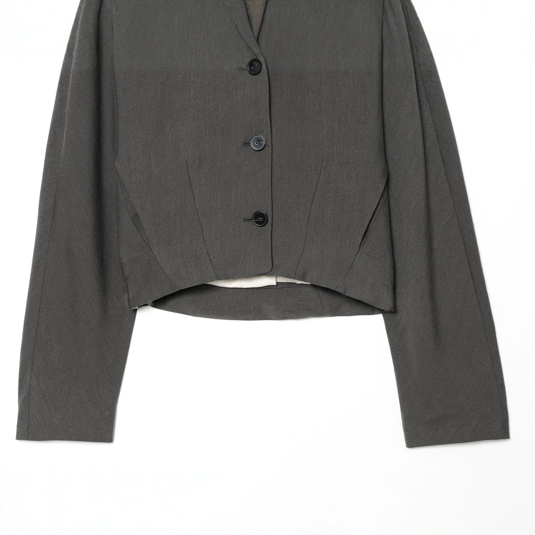 Damen taillierter Cropped-Blazer mit V-Ausschnitt, entwurfsnahtiger Formgebung und dreiknopfverschluss – Valéne