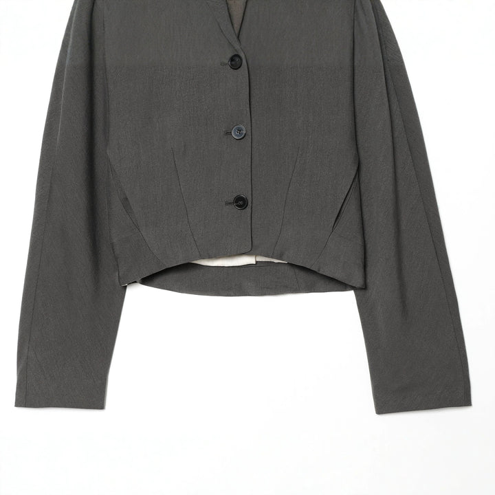 Damen taillierter Cropped-Blazer mit V-Ausschnitt, entwurfsnahtiger Formgebung und dreiknopfverschluss – Valéne