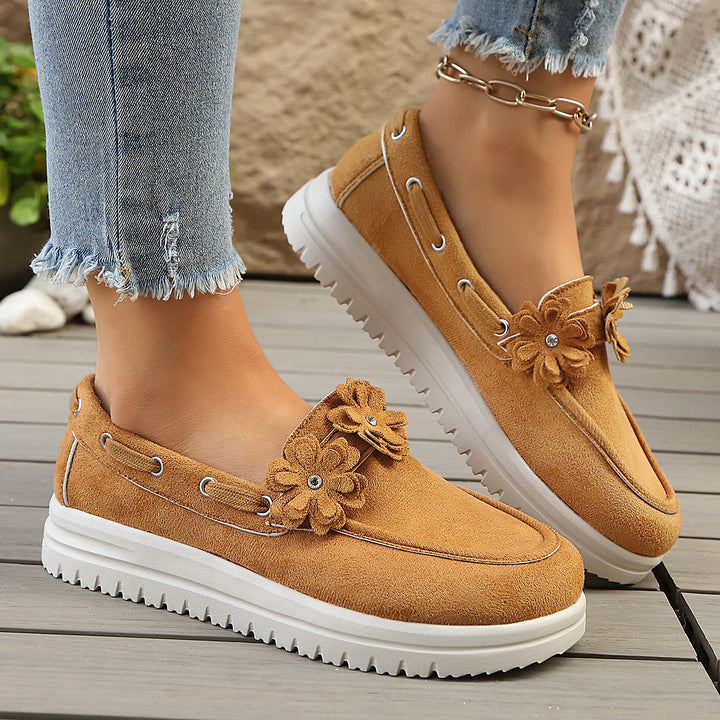 Damen Velours‑Slipper mit Blumenapplikation und profilierter Plateau‑Sohle – Lioré