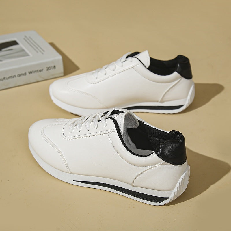 Damen Sneaker mit leichter Keilsohle und kontrastfarbenem Fersenpatch – Névara