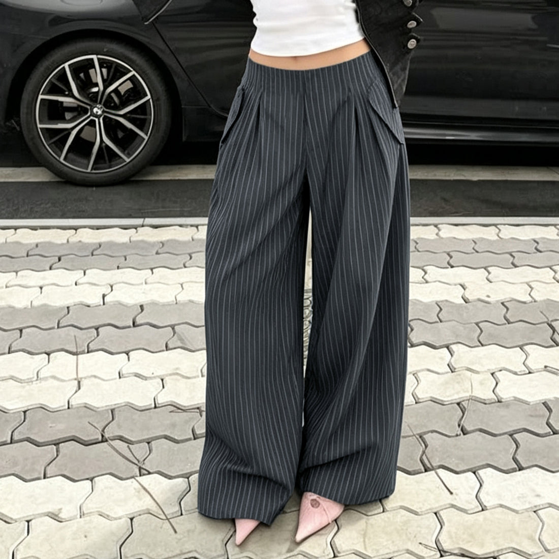 Damen Hochtaillierte Nadelstreifen Palazzo-Hose mit weitem Bein und dekorativen Seitenschlitzen – Avélisse