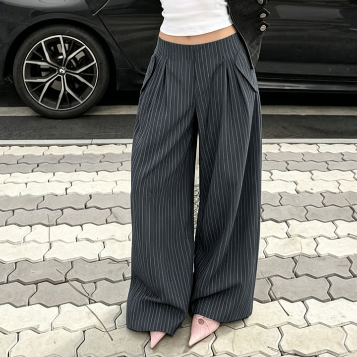 Damen Hochtaillierte Nadelstreifen Palazzo-Hose mit weitem Bein und dekorativen Seitenschlitzen – Avélisse