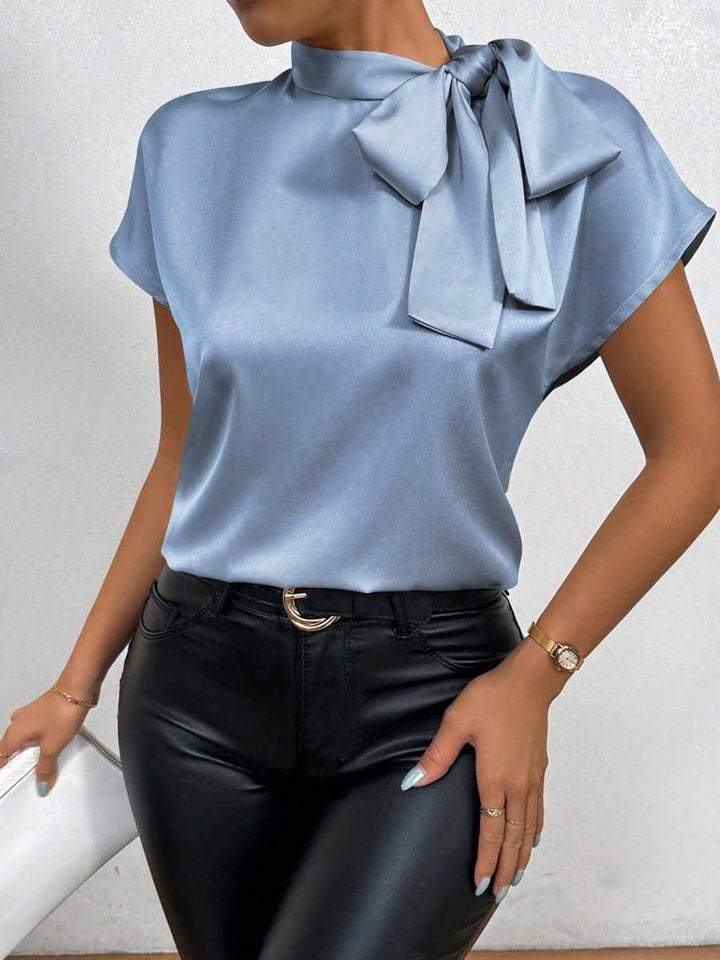 Satinbluse Kurzarm Hoher Kragen mit Schleife Eleganter Entspannter Schnitt – Élovi