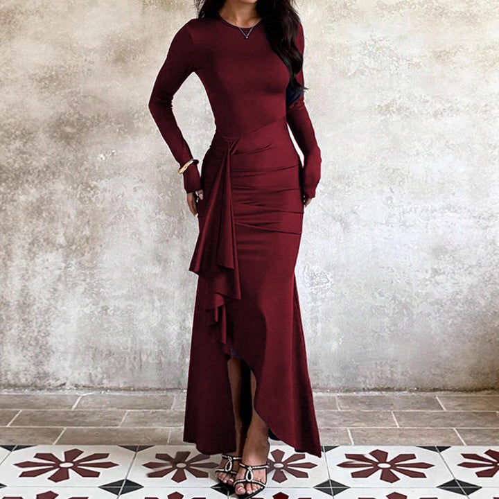 Damen nan eng anliegendes Abendkleid mit langen Ärmeln, geraffter Taille und asymmetrischem Volant Echo Archiv