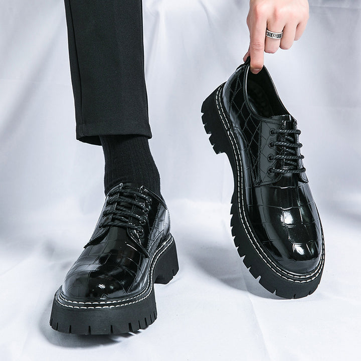 Damen Chunky Derby‑Schnürschuh mit Krokoprägung, lackiertem Kunstleder und profilierter Plateau‑Sohle Echo Archiv