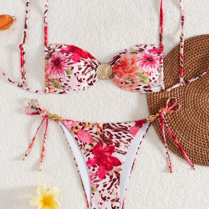 Damen Bandeau-Bikini mit floralem Design und goldenen Akzenten Echo Archiv