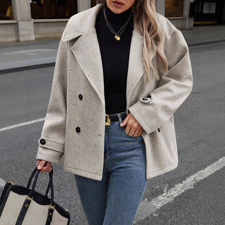 Damen Kurzmantel im Oversize‑Schnitt mit Reverskragen und Zierknopfleiste – Avérine