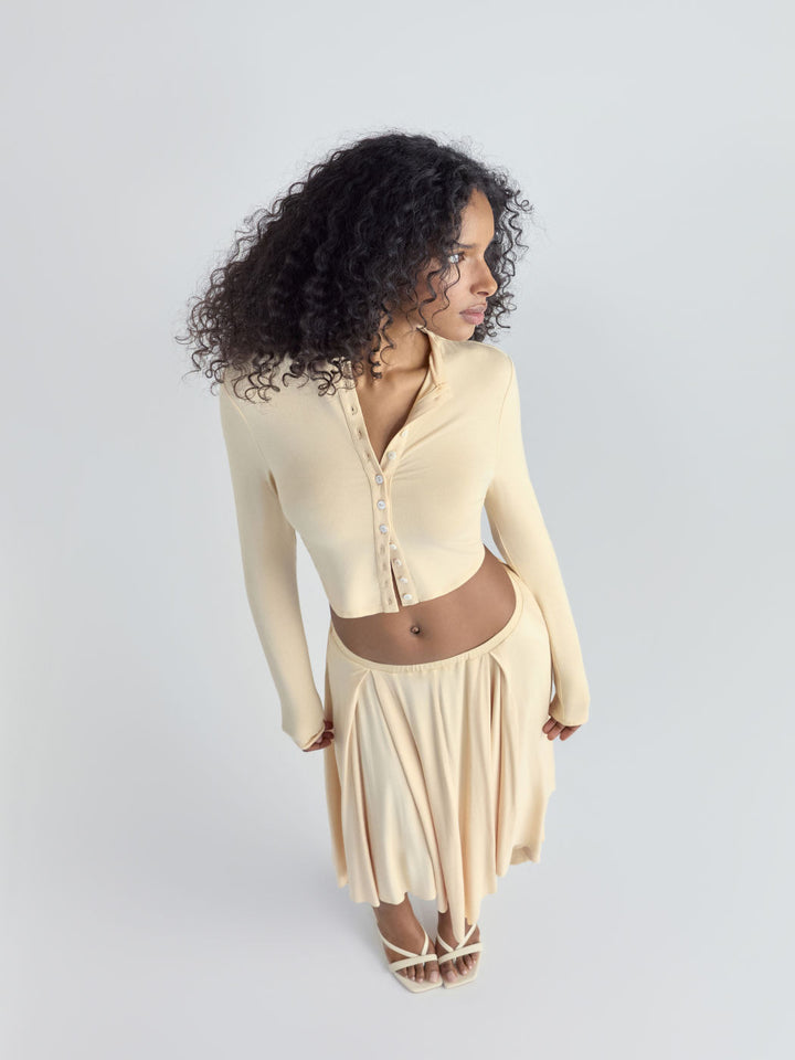 Damen Cropped-Cardigan mit Perlmuttknöpfen und asymmetrischem Zipfel-Midirock – Élanora