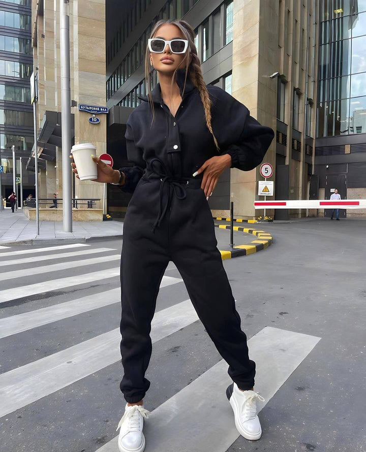 Damen taillierter Velours-Jumpsuit mit Tunnelzug Stehkragen und elastischen Bündchen – Solévia