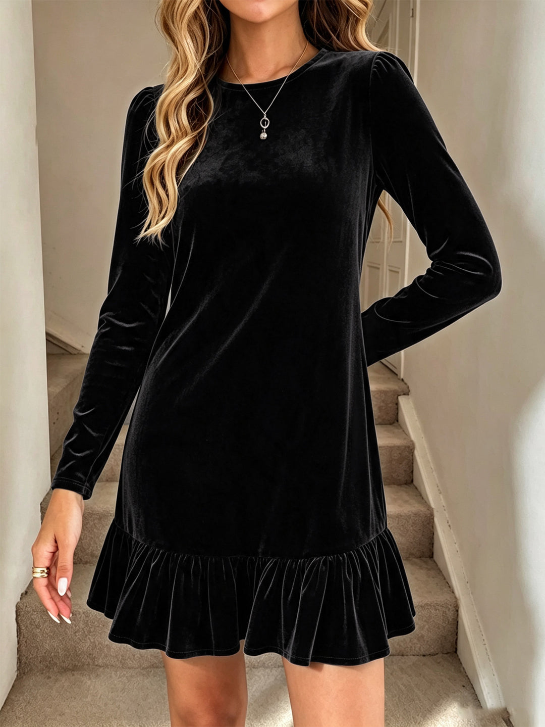 Damen Samt-Minikleid mit langen Ärmeln gerafftem Volantsaum und Puffschultern – Élara