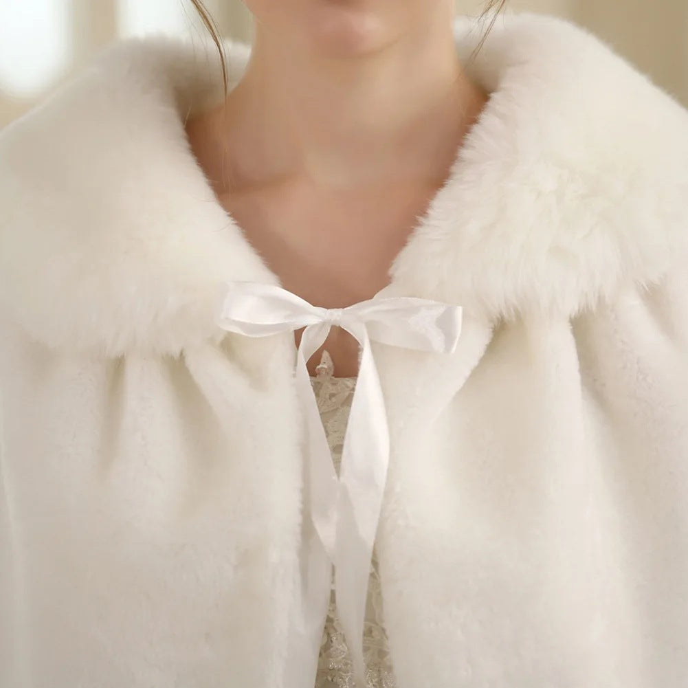 Damen Elegantes Kunstpelz‑Capelet mit Schleifenverschluss und weitem Umlegekragen Echo Archiv