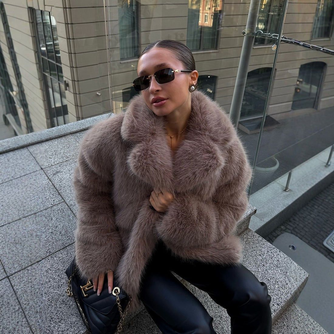 Damen Luxuriöse kurze Kunstpelzjacke mit breitem Schalkragen Echo Archiv