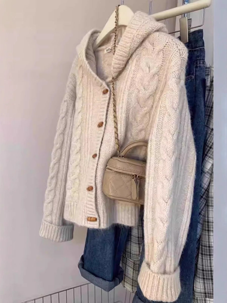 Damen Kapuzen-Strickjacke mit Zopfstrick, Holzknopfleiste und kastiger Silhouette Echoarchiv