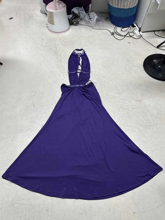 Damen Maxikleid mit tiefem V-Ausschnitt und elegantem Rückendetail Echo Archiv