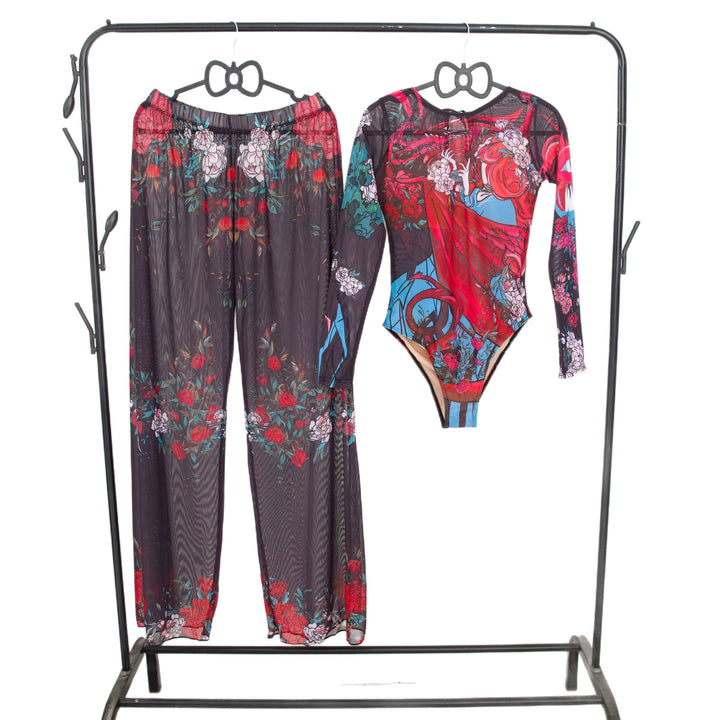 Damen modisches Badeoutfit mit langärmeligen Oberteil und lässigen Pants Echo Archiv