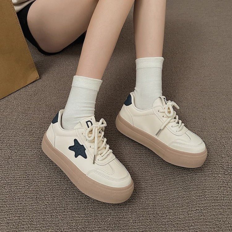 Damen Sportliche Sneakers mit verspielten Stern-Applikationen und bequemer Sohle Echo Archiv