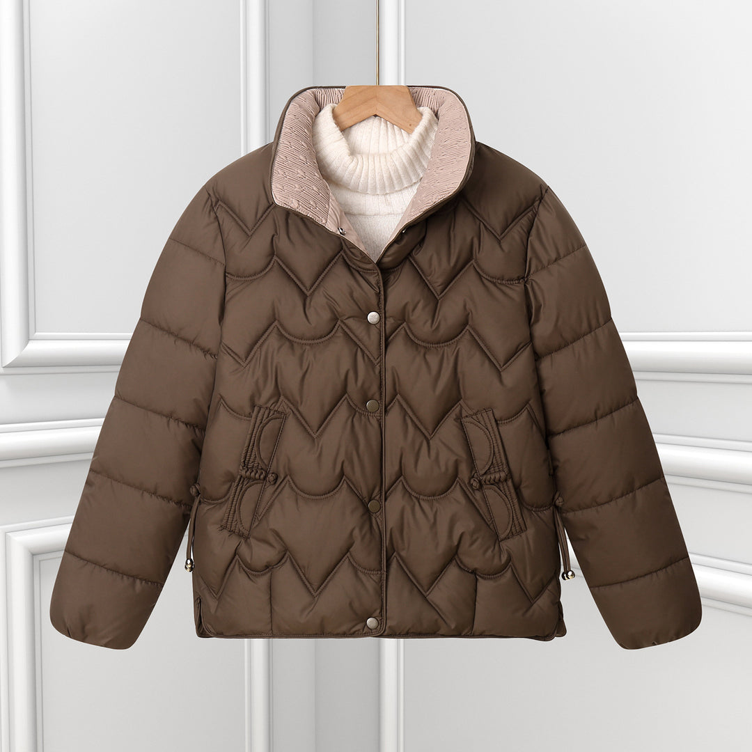 Damen kurze gesteppte Pufferjacke mit dekorativer Bogensteppung und Druckknopfblende – Célinea