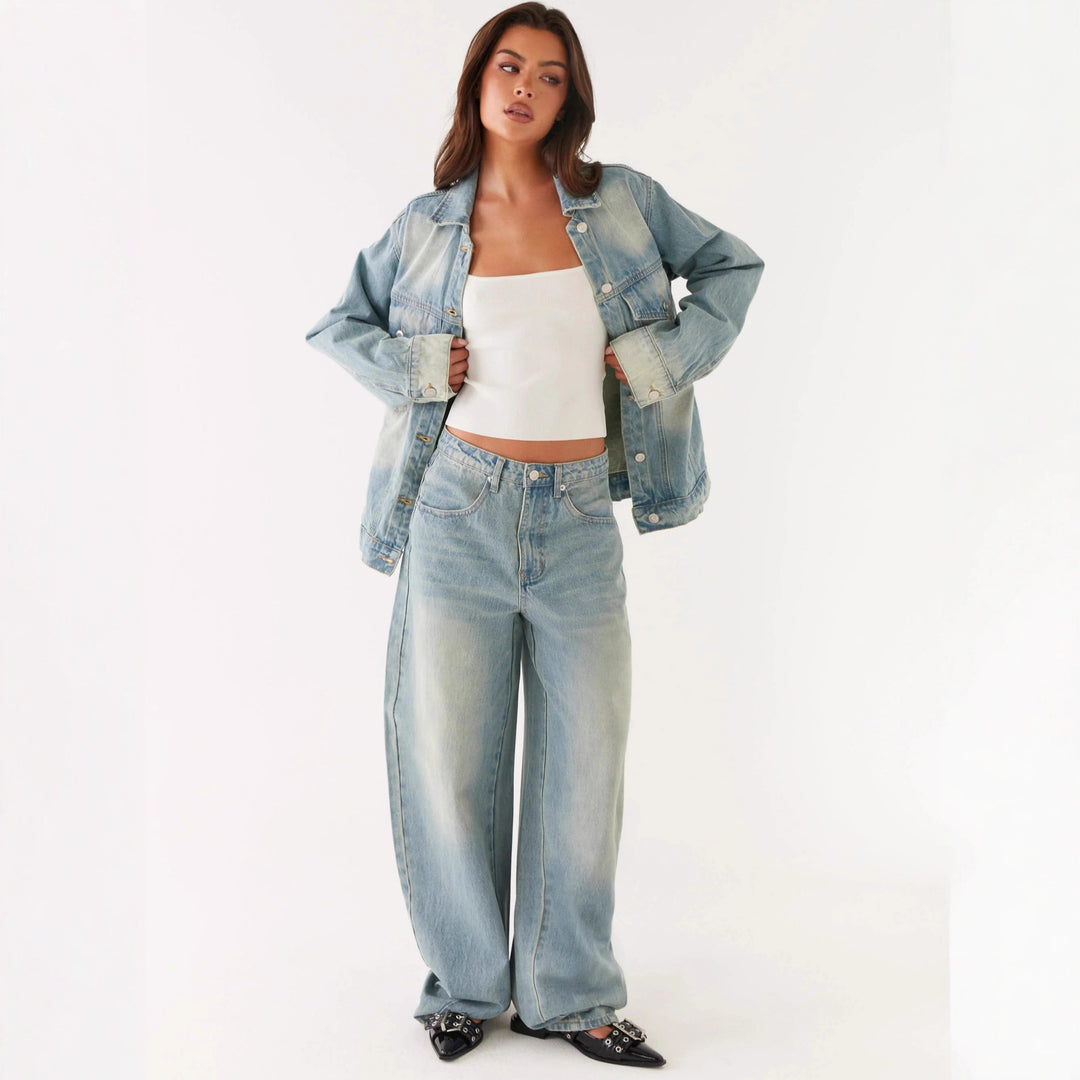 Damen nan oversized Denimjacke mit heller Vintage-Waschung, aufgesetzten Brusttaschen und verlängerten Manschetten Echo Archiv