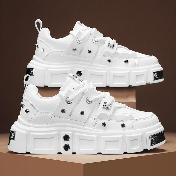 Damen Plateau-Sneaker mit dekorativen Metallnieten und strukturiertem Overlayer – Névara