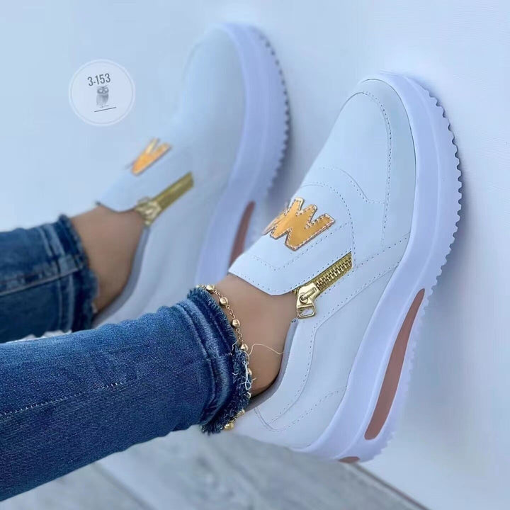 Damen Slip‑On Plateau‑Sneaker im Mokassin‑Look mit goldener Zipper‑Applikation Echo Archiv