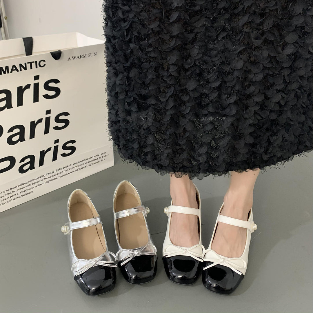 Damen Mary‑Jane Ballerina mit Kontrast‑Lackkappe und Perlenriemen – Lioré