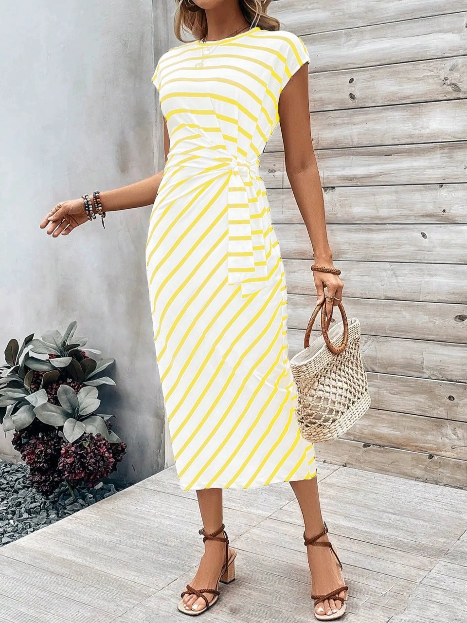 Damen Wickelkleid im modernen Streifenlook mit Taillenknoten Echo Archiv