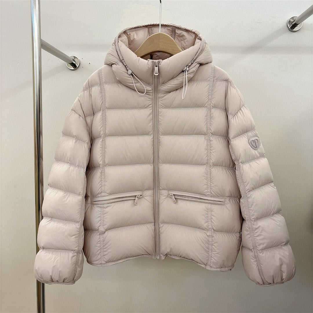 Damen kurz geschnittene Thermo-Steppjacke mit Kapuze, Reißverschlusstaschen und elastischen Bündchen – Célinea