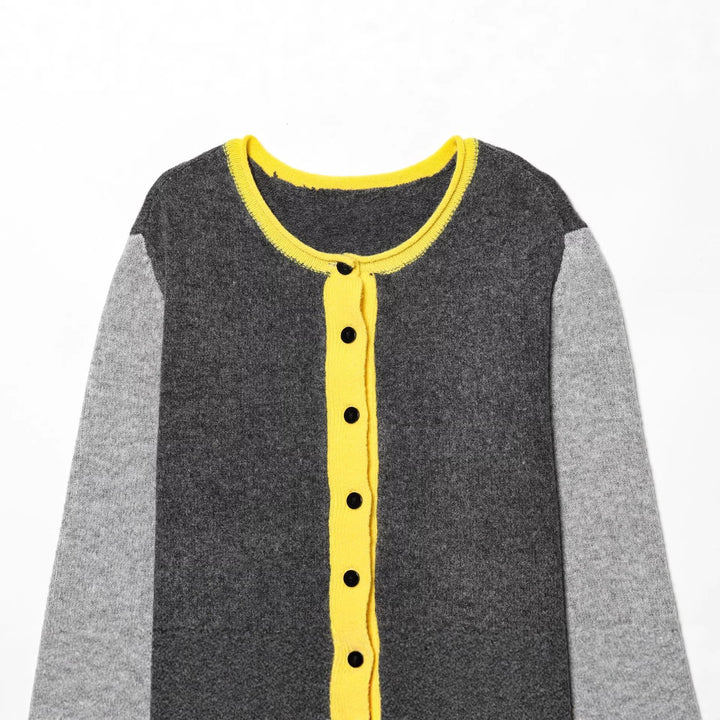 Damen kurze zweifarbige Wollcardigan mit kontrastierter Knopfleiste geripptem Saum und Hornknöpfen – Veloura