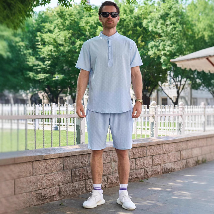 Herren lässiges Sommer Outfit mit Kurzarmhemd und Shorts Echoarchiv