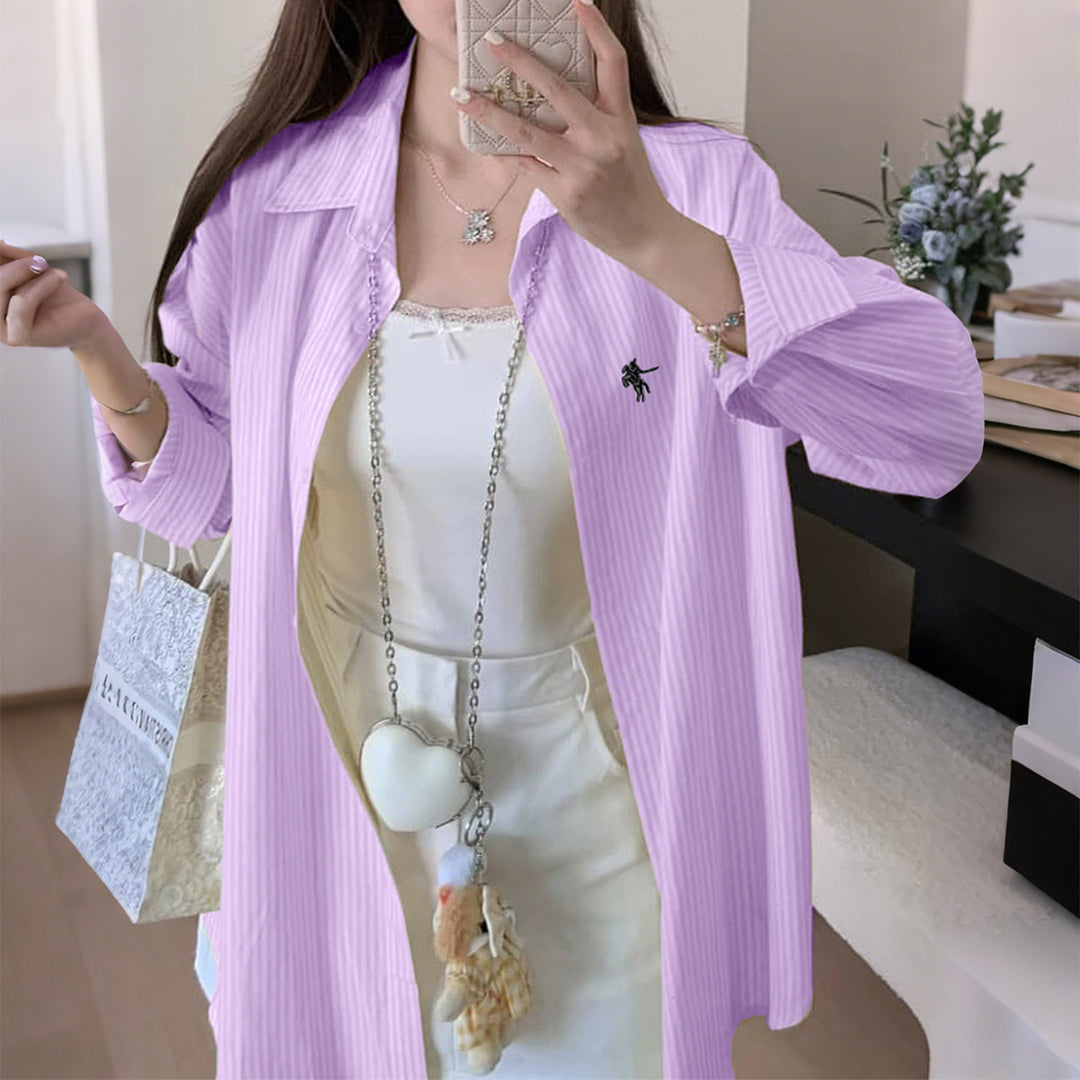 Damen oversized Hemd mit feiner Nadelstreifenstruktur, Kentkragen, abgerundetem Saum und geknöpften Manschetten – Élovi
