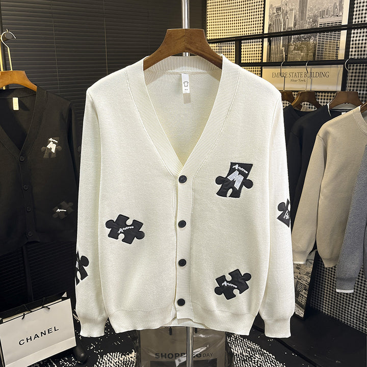 Herren Strick-Cardigan mit V‑Ausschnitt und dekorativen Puzzle‑Applikationen Echoarchiv