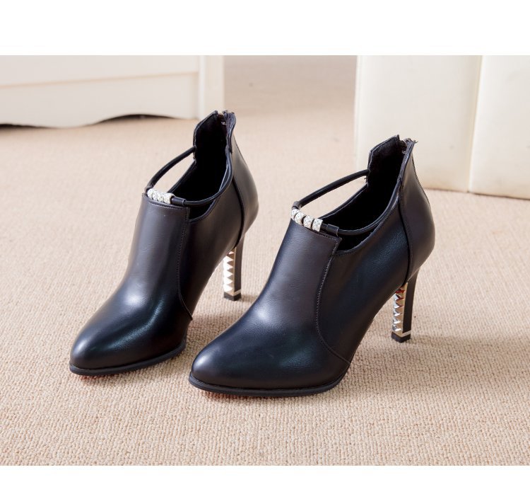 Damen Ankle-Boots mit spitzer Zehenform, funkelndem Strassriemen und skulptiertem Metallabsatz – Varelle