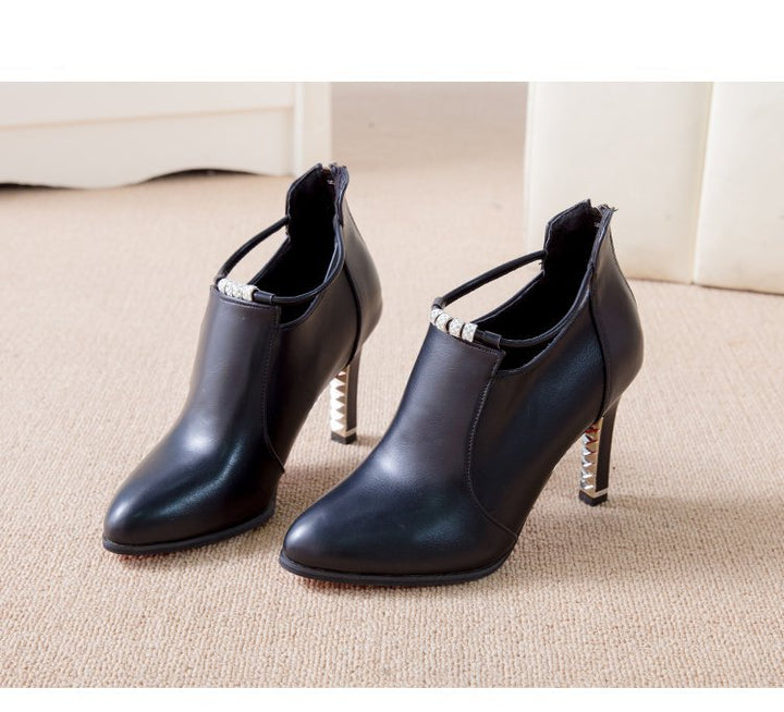 Damen Ankle-Boots mit spitzer Zehenform, funkelndem Strassriemen und skulptiertem Metallabsatz – Varelle