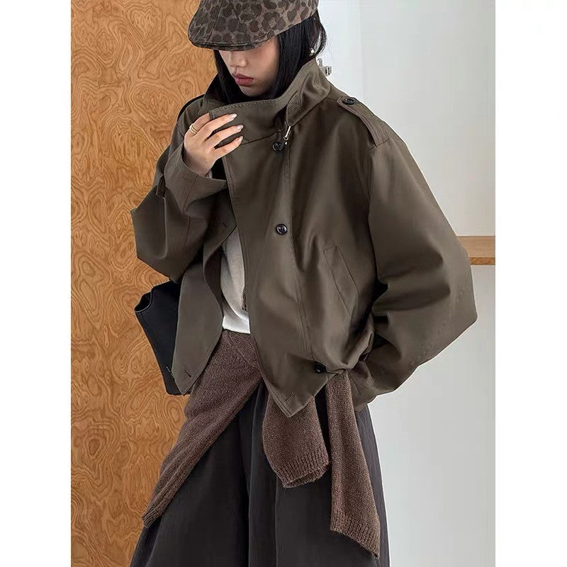 Damen Kurze Blouson‑Trenchjacke mit Stehkragen, doppelreihiger Knopfleiste und Gummizugsaum Echoarchiv