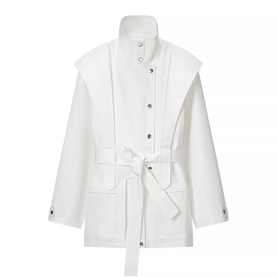 Damen Taillierte Übergangsjacke mit Stehkragen, Schultercape und Bindegürtel Echo Archiv