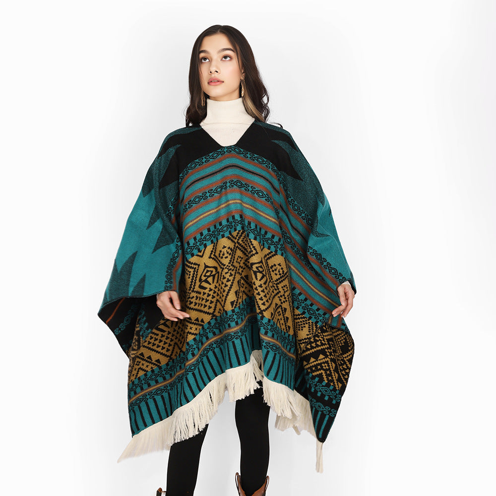 Damen Jacquard‑Ruana im Deckenstil mit V‑Ausschnitt, geometrischem Ethno‑Muster und Fransensaum – Avérine
