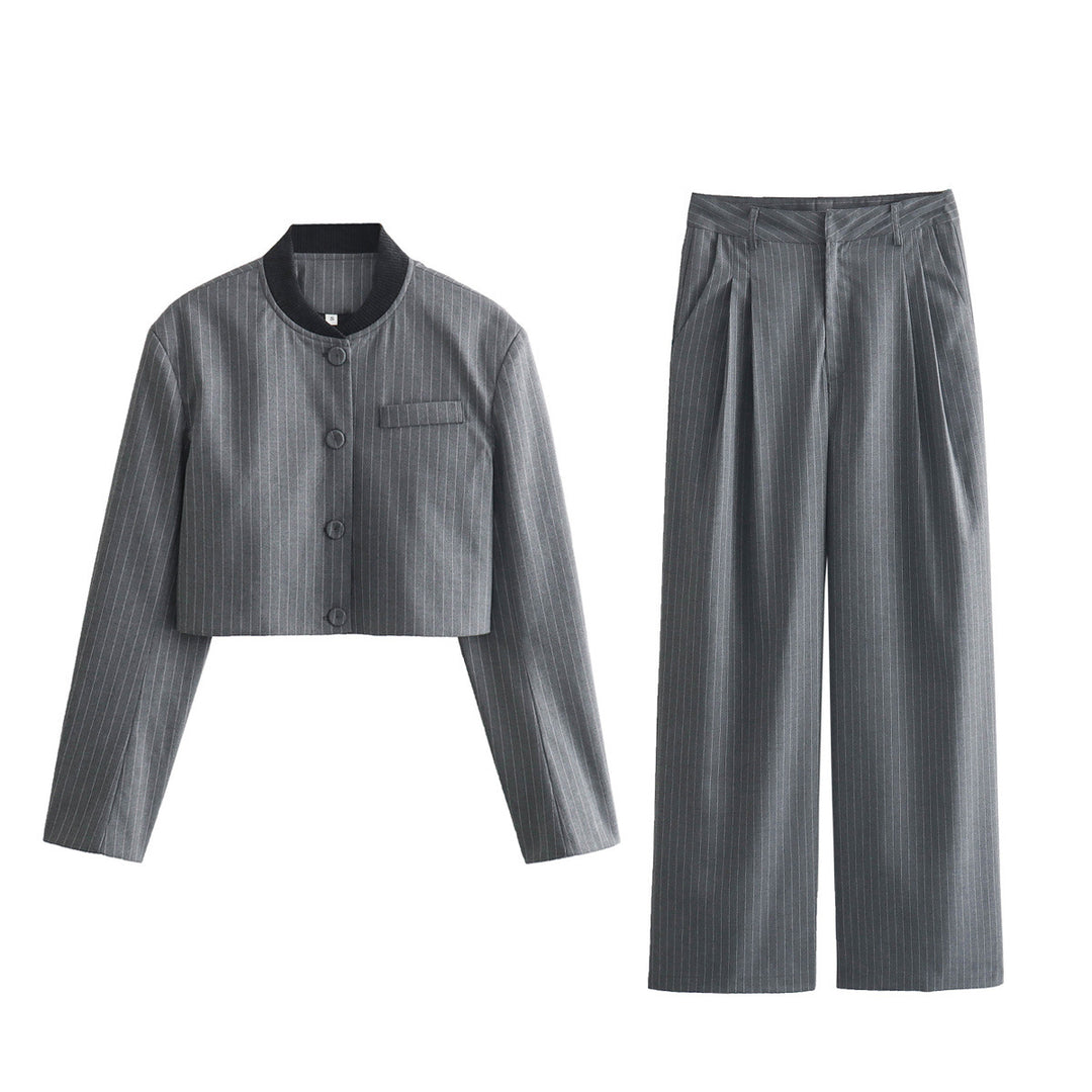 Damen Zweiteiliges Nadelstreifen-Anzugset mit kurzem Knopfblouson und hochtaillierter Faltenhose Echo Archiv