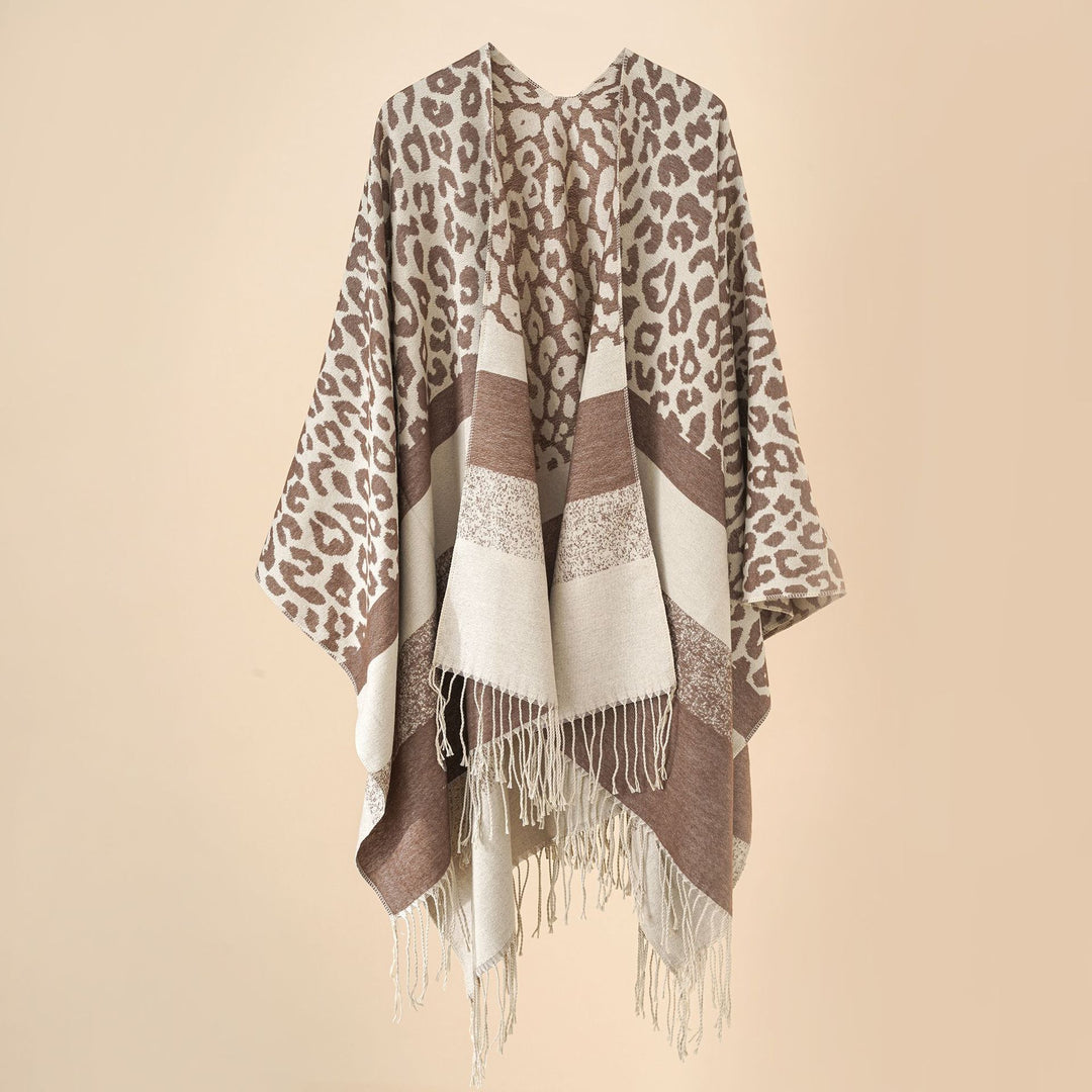 Damen Oversize-Ruana mit Leo-Jacquard, Fransen und weichem Wollmix Echo Archiv