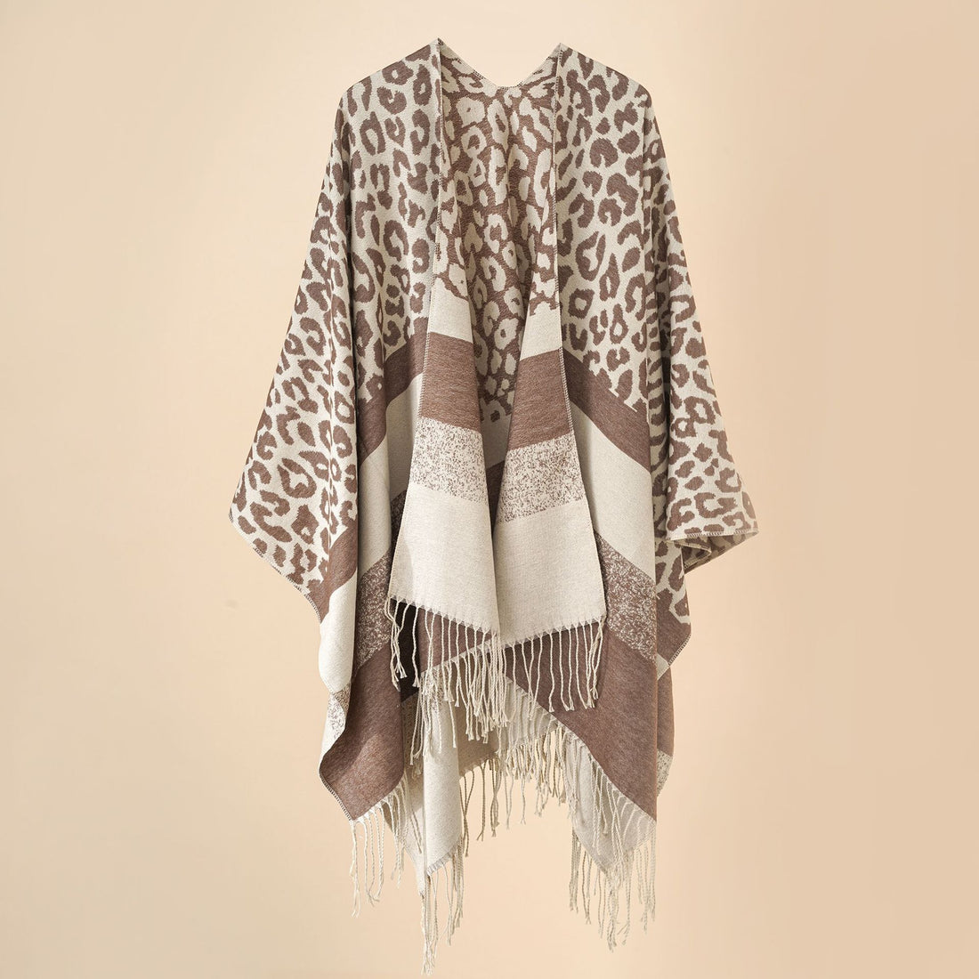 Damen Oversize-Ruana mit Leo-Jacquard, Fransen und weichem Wollmix – Célinea