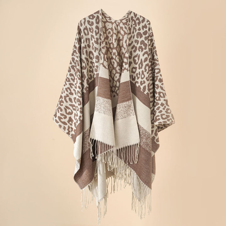 Damen Oversize-Ruana mit Leo-Jacquard, Fransen und weichem Wollmix Echo Archiv
