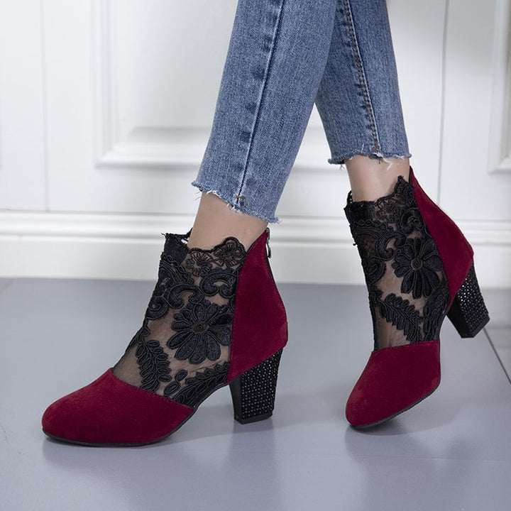 Damen Stiefelette mit transparentem Blumen-Spitzeinsatz und dekorativem Blockabsatz Echo Archiv