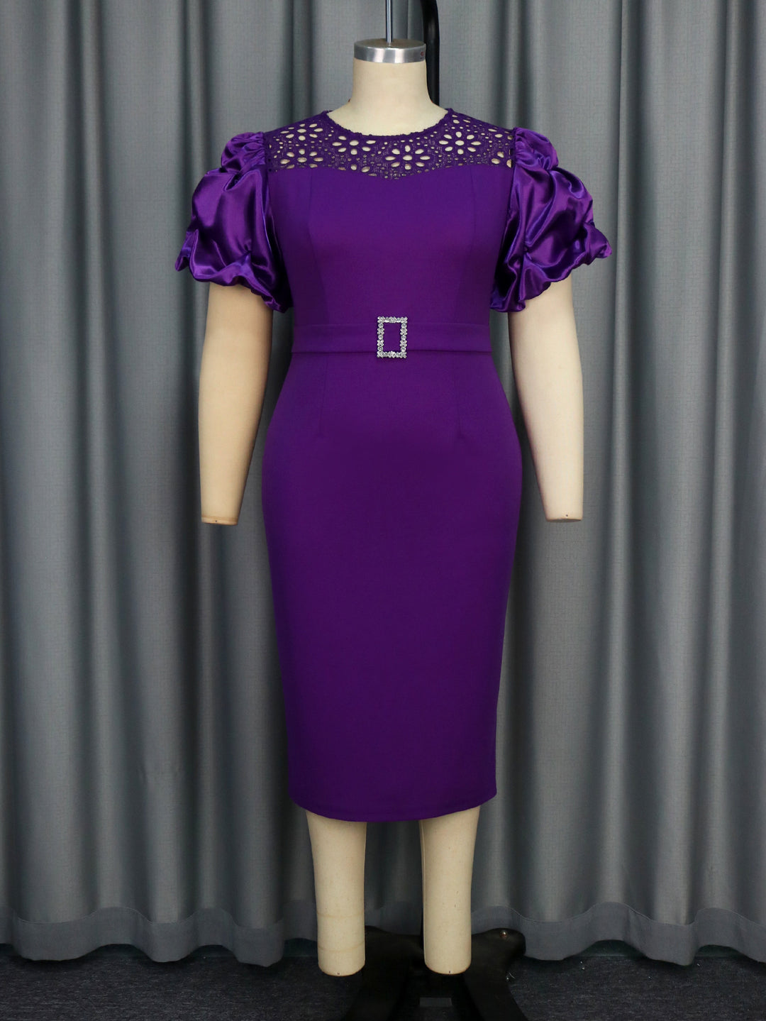 Damen Elegantes Kleid mit Spitzenakzenten und voluminösen Puffärmeln Echo Archiv