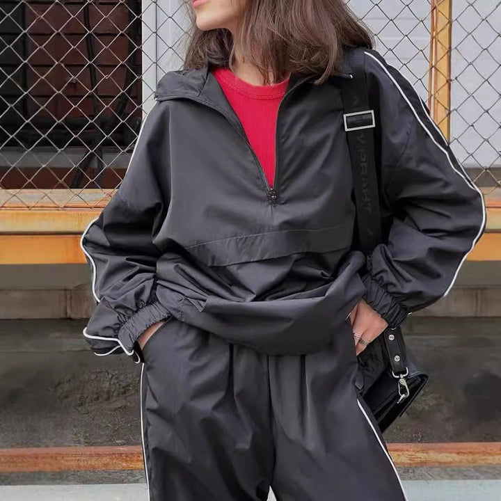 Damen winddichter Crop-Halfzip-Trainingsanzug mit elastischem Bund und kontrastierender Paspel – Avérine