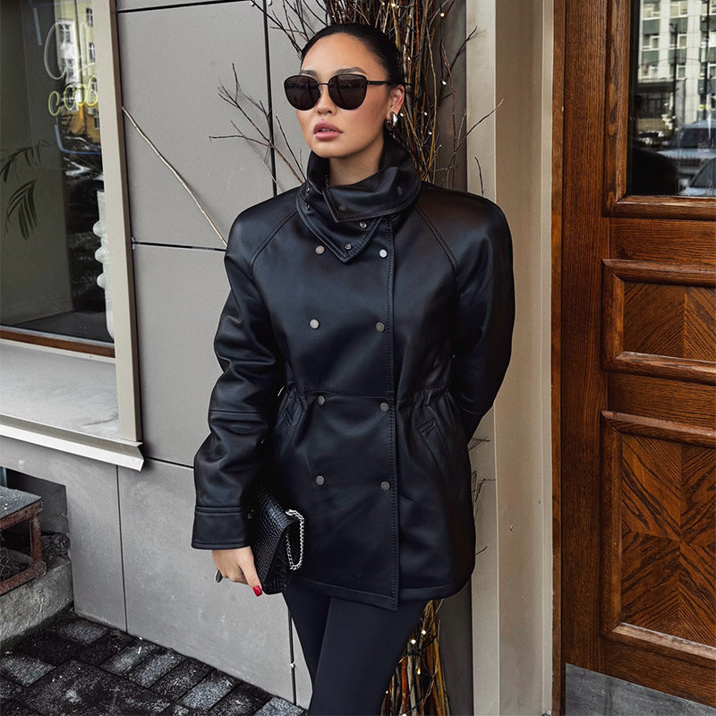 Damen Regenjacke aus Lederoptik mit hohem Stehkragen, Taillenzug und Druckknopffront Echo Archiv