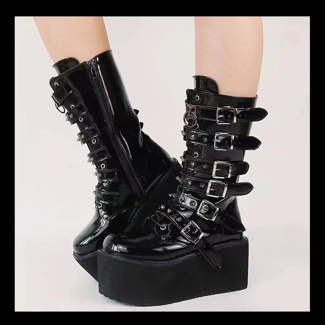Damen nan hochschaftige Lack-Plateau-Stiefel mit mehrfach verstellbaren Schnallen und herzförmigen Nieten Echo Archiv