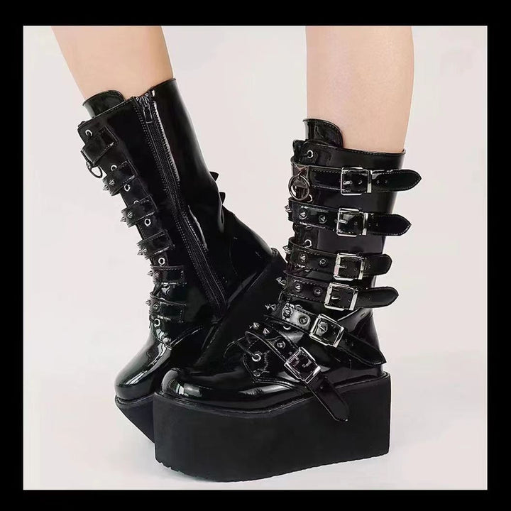 Damen nan hochschaftige Lack-Plateau-Stiefel mit mehrfach verstellbaren Schnallen und herzförmigen Nieten Echo Archiv