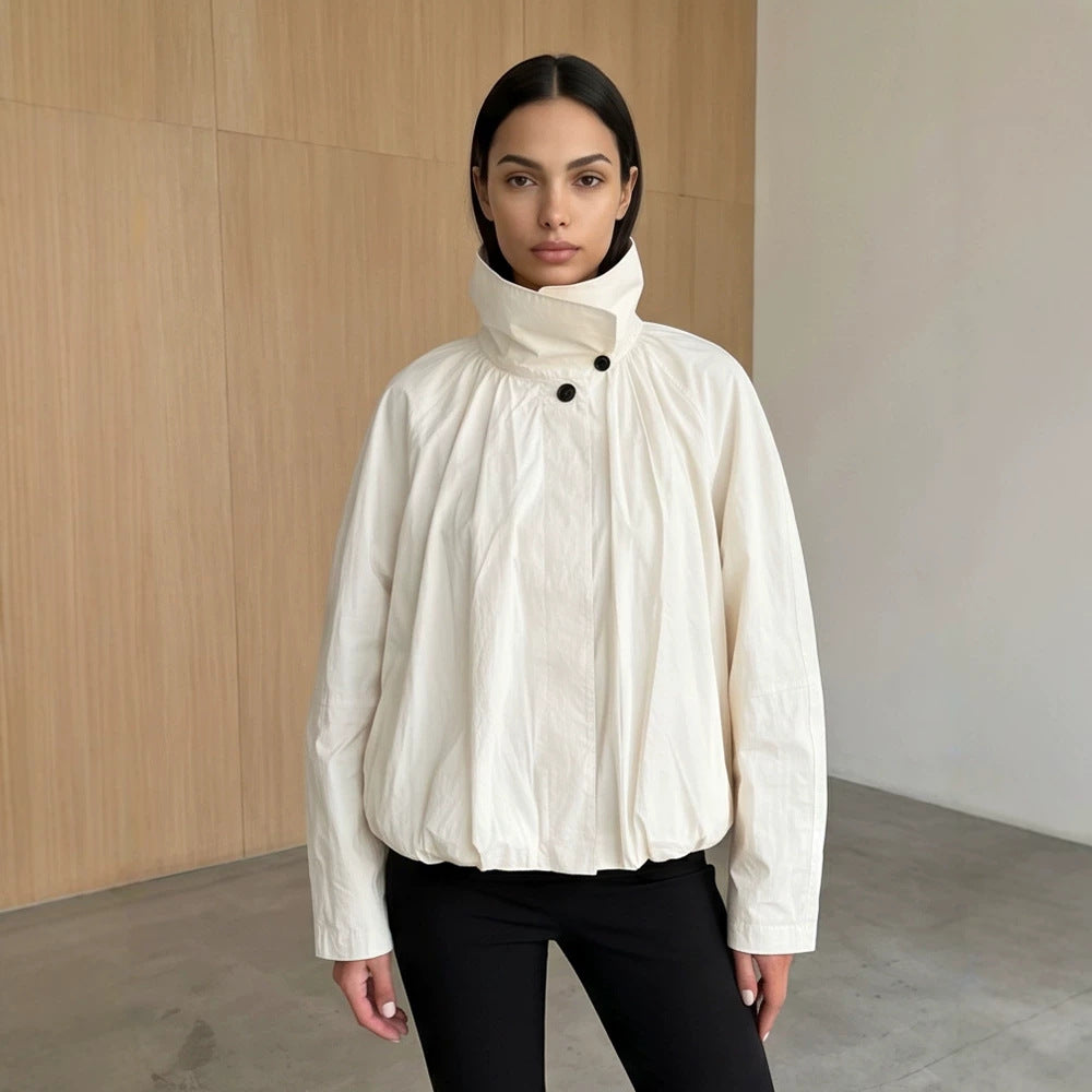 Damen Kurzjacke mit hohem Stehkragen, geraffter Schulterpartie und elastischem Saum Echoarchiv