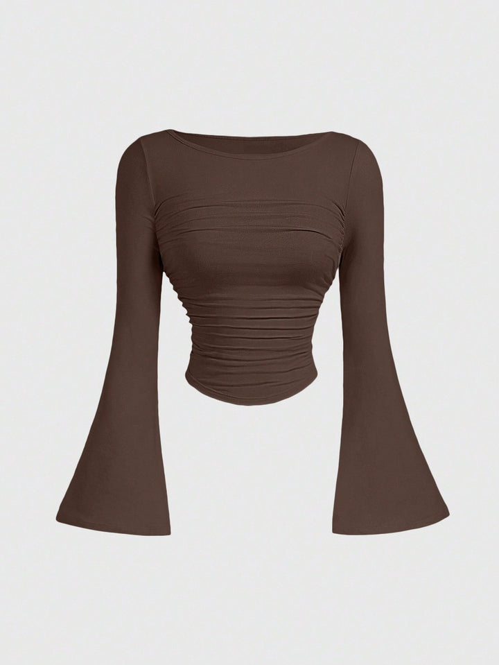 Damen Figurbetontes Langarmshirt mit Carmenausschnitt, gerafftem Rumpf und Trompetenärmeln – Avérine